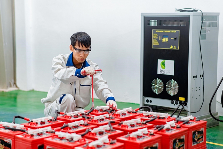 Giá sửa chữa, phục hồi bình ắc quy xe nâng điện như thế nào?